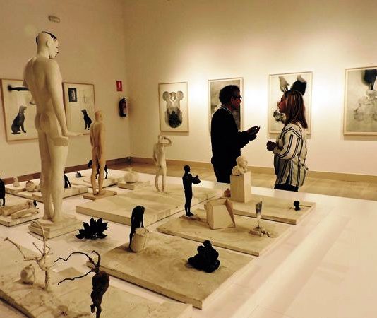 El sevillano Carlos Montaño expone dos obras escultóricas y 33 dibujos