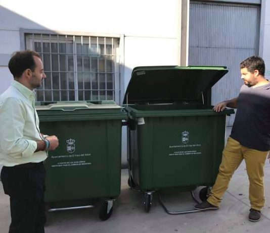 Servicios Generales instala 32 nuevos contenedores de residuos sólidos con pedal