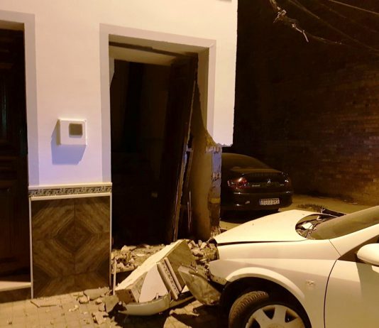 Un menor de 14 años empotra un vehículo en la puerta de una vivienda
