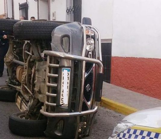 Una conductora sale ilesa tras volcar su todoterreno en la calle Carmona