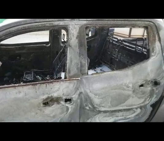 Así ha quedado uno de los coches incendiados en avenida Carlos Cano