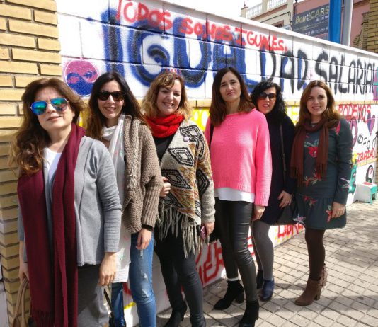 La inauguración del muro por la igualdad abandera la huelga feminista del 8M