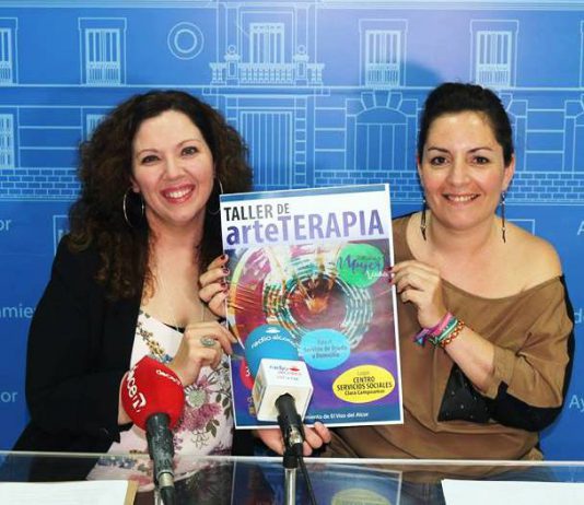 Mujer imparte un taller de arteterapia para personas cuidadoras