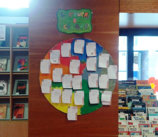 Una ‘lectura ciegas’ en la biblioteca municipal para celebrar el Día del Libro