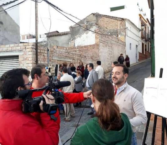 La calle Horno queda abierta al tráfico y estrena señales específicas de zona residencial