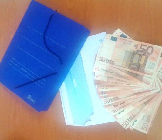 Encuentra una carpeta con 1.250 euros y la entrega en la Policía Local