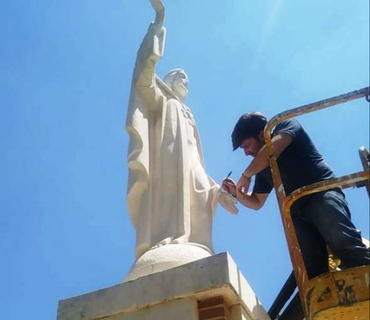 Ramón Martín repara la imagen del Sagrado Corazón de Jesús
