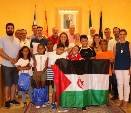 Recibimiento institucional a los niños saharauis que pasan el verano en El Viso y Mairena
