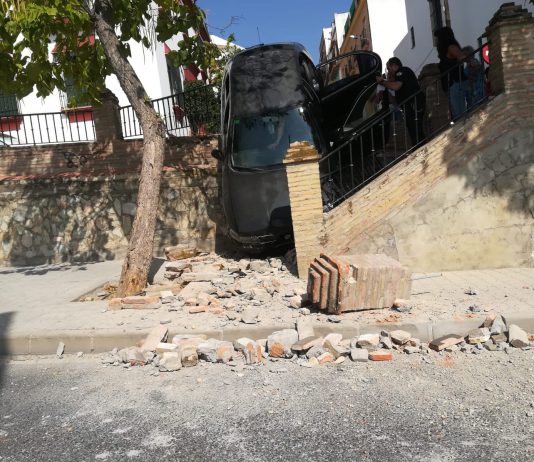 Una conductora sale ilesa tras chocar su coche con el muro de calle Sol