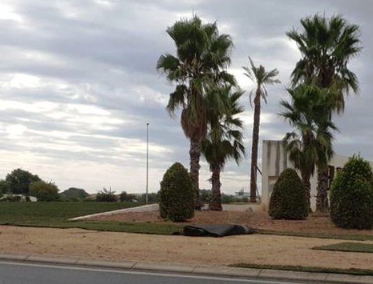 Sustraen parte del césped artificial que acababa de ser colocado en la glorieta ‘Corazón de Los Alcores’