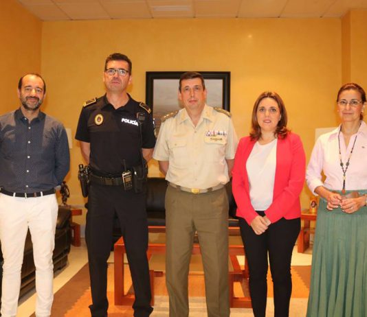 La alcaldesa recibe al delegado de Defensa en Andalucía y da a conocer la labor ciudadana de las Fuerzas Armadas