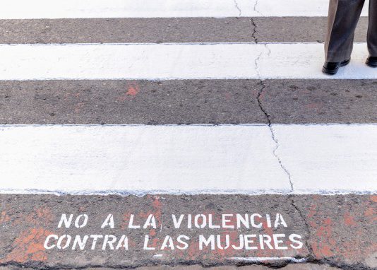 25N: La delegación de Mujer rotula los pasos de peatones en una nueva campaña contra la violencia machista