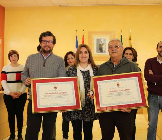 El Ayuntamiento homenajea a los policías Antonio Pedrosa y Antonio Prada tras más de 30 años de servicio