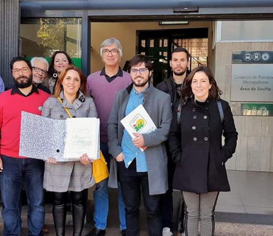 Los grupos de IU de Los Alcores entregan 5000 firmas en el Consorcio de Transportes de Sevilla