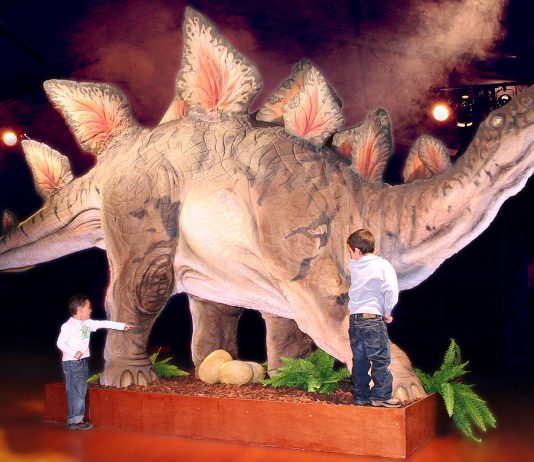 Cultura organiza una excursión a la Cartuja para ver «Dino Expo XXL»