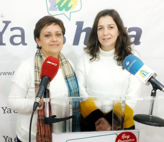 IU organiza un mercadillo solidario por el Día del Libro en el Parque de la Constitución