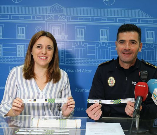La Policía Local reparte pulseras de localización infantil para las Fiestas de la Santa Cruz
