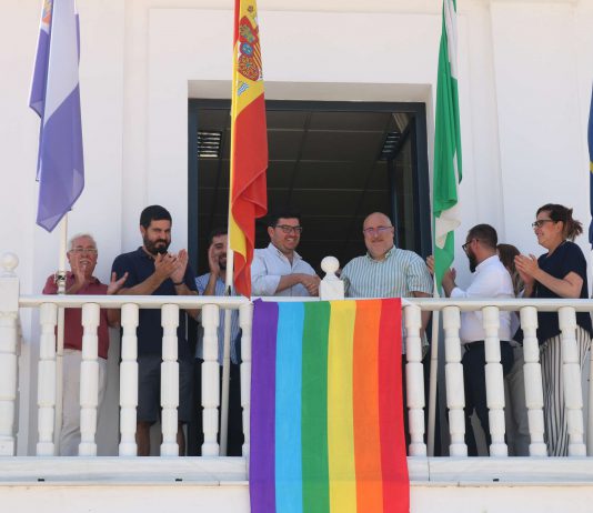 La bandera del arcoíris ondea en el Ayuntamiento por el Día del Orgullo LGBT