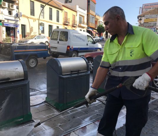 El Ayuntamiento procede a la limpieza de contenedores e isletas tras la demanda vecinal