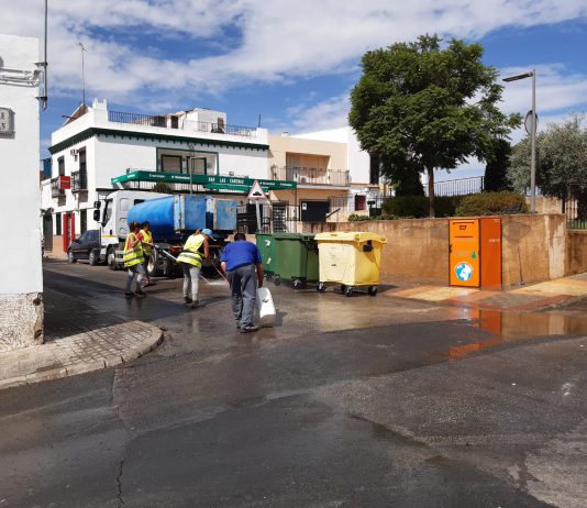 El Ayuntamiento realiza un plan de choque de limpieza en la barriada de Manolo Cadenas