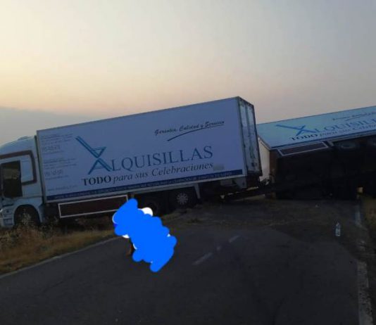 Un camión vuelca en la carretera de La Vega y sus dos ocupantes salen ilesos