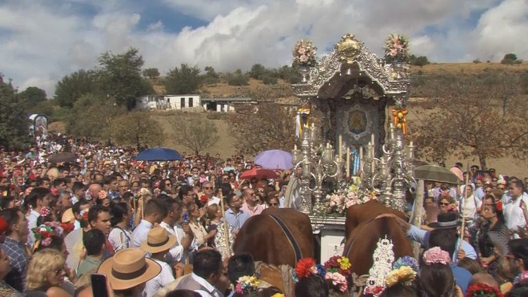 Multitudinaria romería en honor a Santa María del Alcor Coronada
