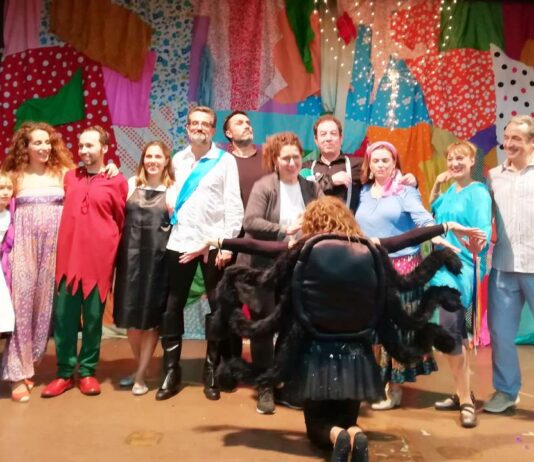 El grupo de teatro de El Viso representa en Aznalcóllar ‘Hay una luz que nunca se apaga’