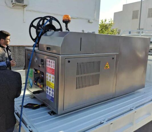 La nueva máquina hidrolimpiadora hace escala en la plaza Virgen del Carmen
