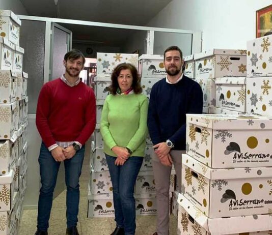 Servicios Sociales y Cáritas reciben la donación de 129 cestas de Navidad
