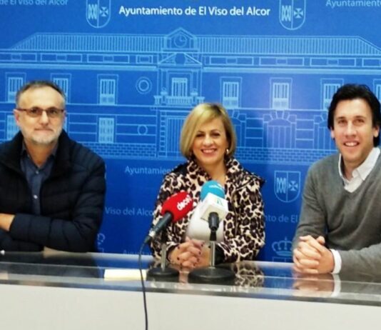 Pepe García y Ángel Calabuig, cartelista y pregonero de las Fiestas de la Santa Cruz
