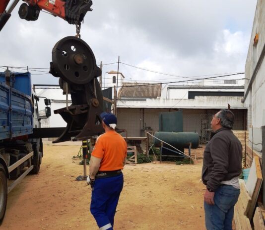 La empresa Bastilipo dona al Ayuntamiento una máquina antigua de fabricación de braseros
