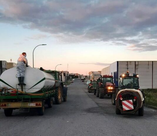 Los agricultores van a desinfectar las calles dos veces por semana durante el Estado de Alarma