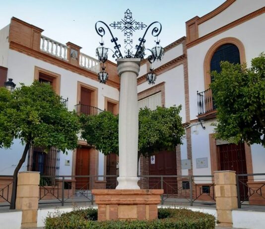 Nuevos faroles para la plaza Claudio León donados por Manuel Marchena