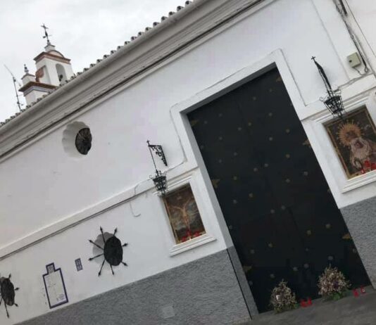 Sin ese sol que acostumbra y sin su cofradía en la calle pero es Jueves Santo