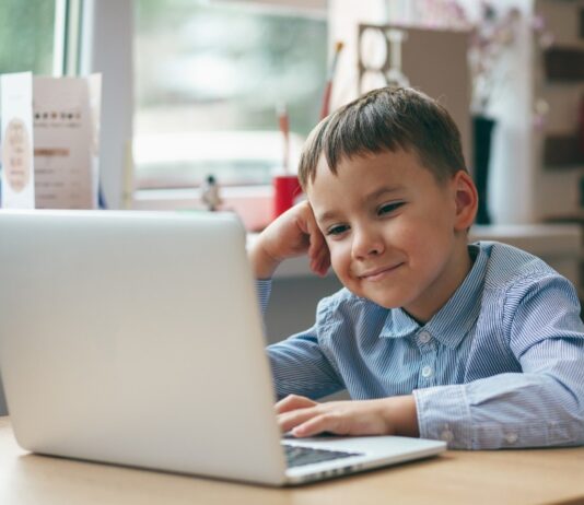 ‘Ningún peque sin internet’, iniciativa de Vivacable para dar fibra óptica gratuita a familias sin recursos