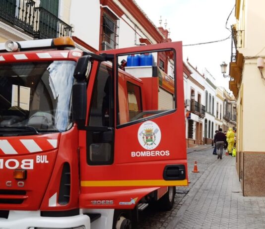 Los bomberos de Diputación de Sevilla desinfectan la residencia de mayores San Pedro Nolasco