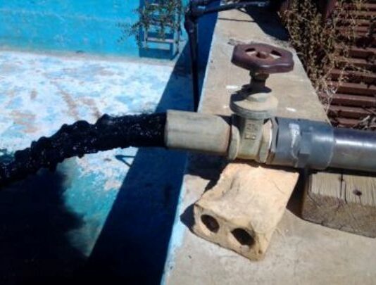 Solano muestra en fotos la contaminación del agua en pozos de El Viso