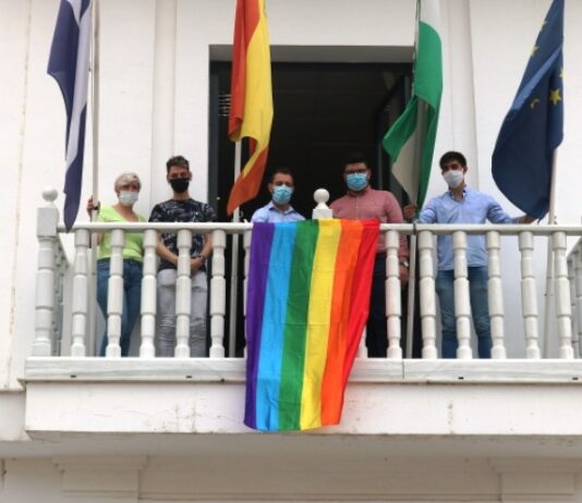 La bandera arcoíris ya ondea en el balcón del Ayuntamiento