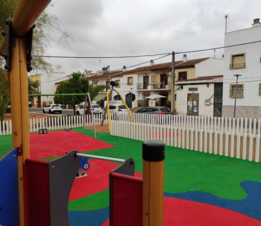 Finalizadas las obras de mejora en la zona infantil de la plaza Virgen de los Reyes