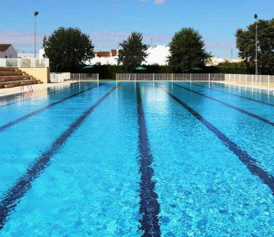 IU pide al gobierno local que “se replantee” la decisión de cerrar este verano la piscina municipal