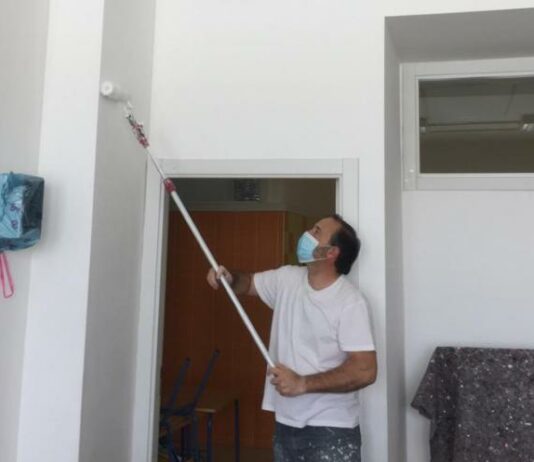 Servicios Generales aplica pintura desinfectante en los centros escolares