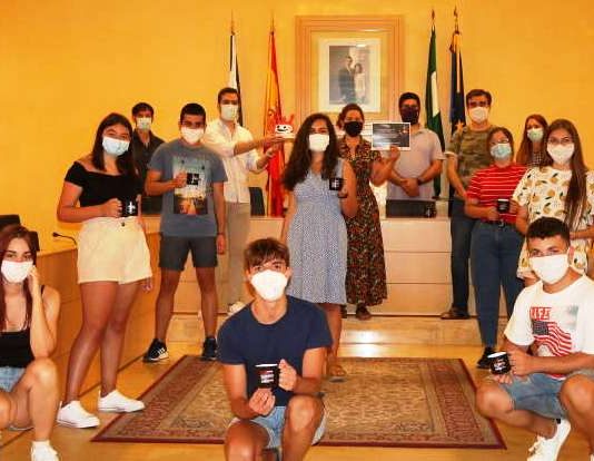 El grupo juvenil de teatro recibe en el Ayuntamiento su galardón en los premios Buero Vallejo