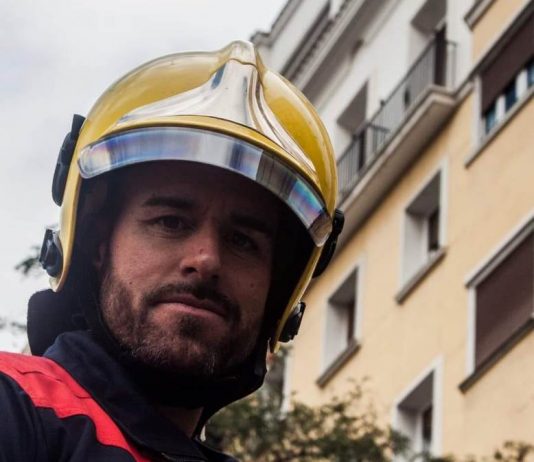 Un bombero de El Viso evita que una mujer muera ahogada en una playa de Cádiz