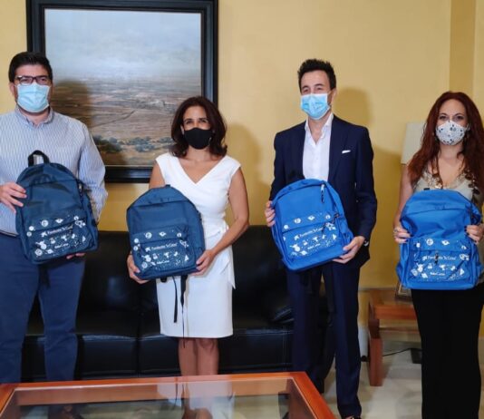 La obra social de La Caixa dona 272 kits de material escolar al Ayuntamiento