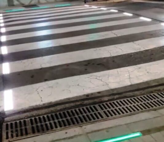 Un paso de peatones inteligente frente a la Plaza de Abastos