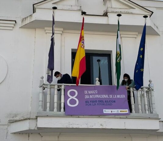 La pancarta del 8-M ya luce en el balcón del Ayuntamiento