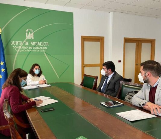 La ampliación del IES Juan Bautista centra la reunión entre el Ayuntamiento y la delegada de Educación en Sevilla
