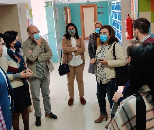La delegada de Educación en Sevilla, María José Eslava, visita el IES Juan Bautista