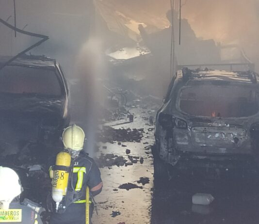 Aparatoso incendio sin víctimas en una vivienda de calle Alcores