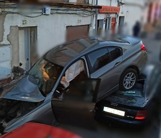 Un aparatoso accidente en el terraplén deja un herido y daños materiales